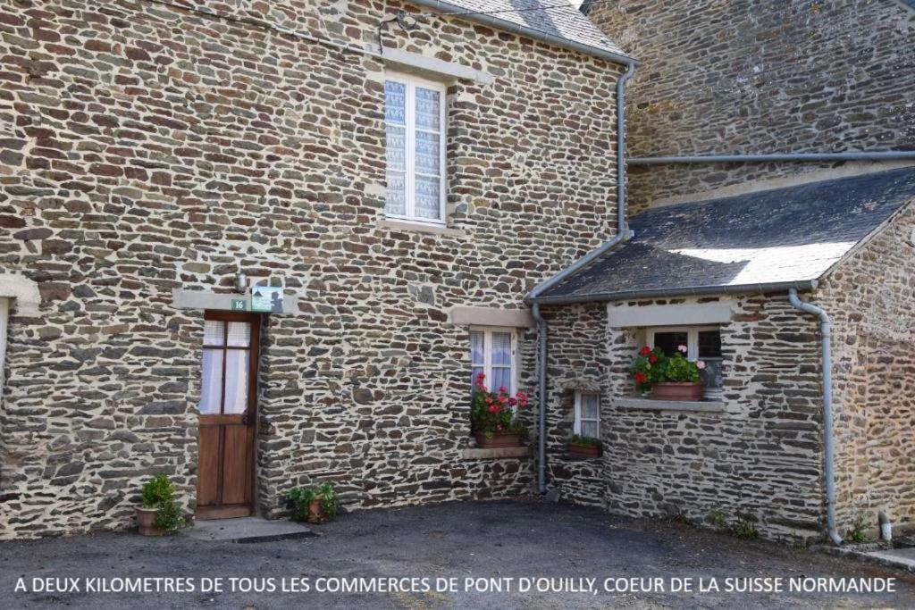 Les Miquelots Pont-d'Ouilly Exterior foto
